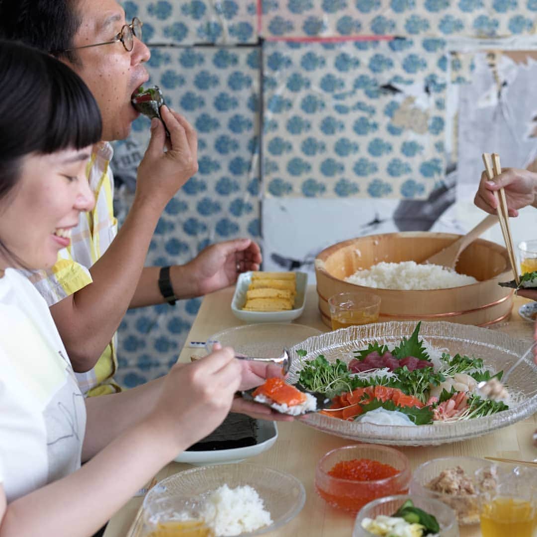 Scopeさんのインスタグラム写真 - (ScopeInstagram)「ウルティマツーレと夏！ 素麺だけでなく 手巻寿司にも最高なのです。 ってことは、客人ある日 刺身盛りも立派に出せます。  今日、掲示板にコメントを 貰いましたが冷やし中華も ソーナイスみたいですよ。  #ウルティマツーレと夏  そんな、ソーナイスなる 冷やし中華みたいなことあれば 是非、参考にしたいですらい。 皆さんのウルティマ使い夏編 是非、お見せくださいましまし。  ナイスポストには 最も人気のない ウルティマツーレのナニカ を無理矢理送りつけます！ イエイイエイイエイ！  夏を楽しく過ごしませう。  #scope_japan #iittala #ultimathule #イッタラ #ウルティマツーレ」7月2日 20時25分 - scope_japan