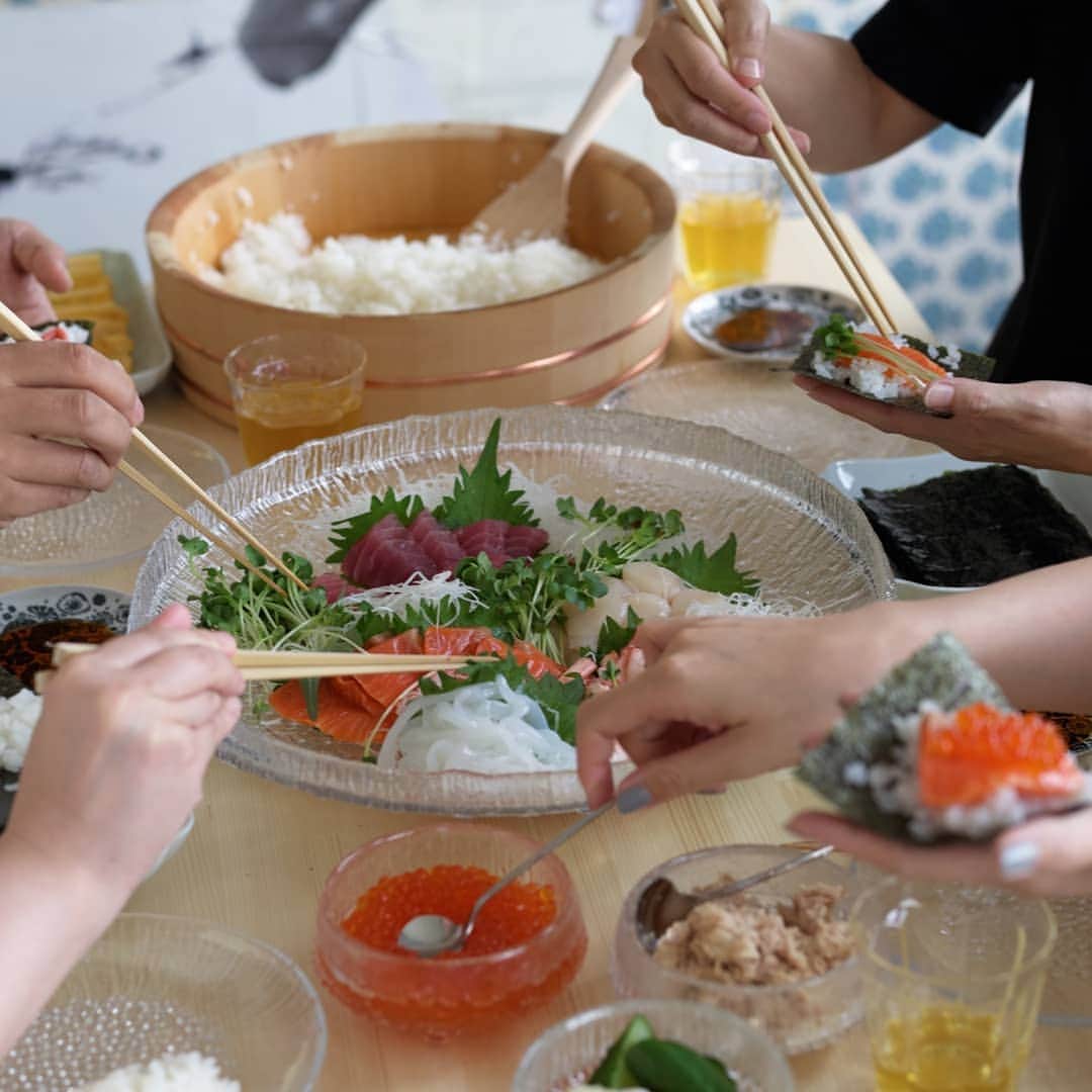 Scopeさんのインスタグラム写真 - (ScopeInstagram)「ウルティマツーレと夏！ 素麺だけでなく 手巻寿司にも最高なのです。 ってことは、客人ある日 刺身盛りも立派に出せます。  今日、掲示板にコメントを 貰いましたが冷やし中華も ソーナイスみたいですよ。  #ウルティマツーレと夏  そんな、ソーナイスなる 冷やし中華みたいなことあれば 是非、参考にしたいですらい。 皆さんのウルティマ使い夏編 是非、お見せくださいましまし。  ナイスポストには 最も人気のない ウルティマツーレのナニカ を無理矢理送りつけます！ イエイイエイイエイ！  夏を楽しく過ごしませう。  #scope_japan #iittala #ultimathule #イッタラ #ウルティマツーレ」7月2日 20時25分 - scope_japan
