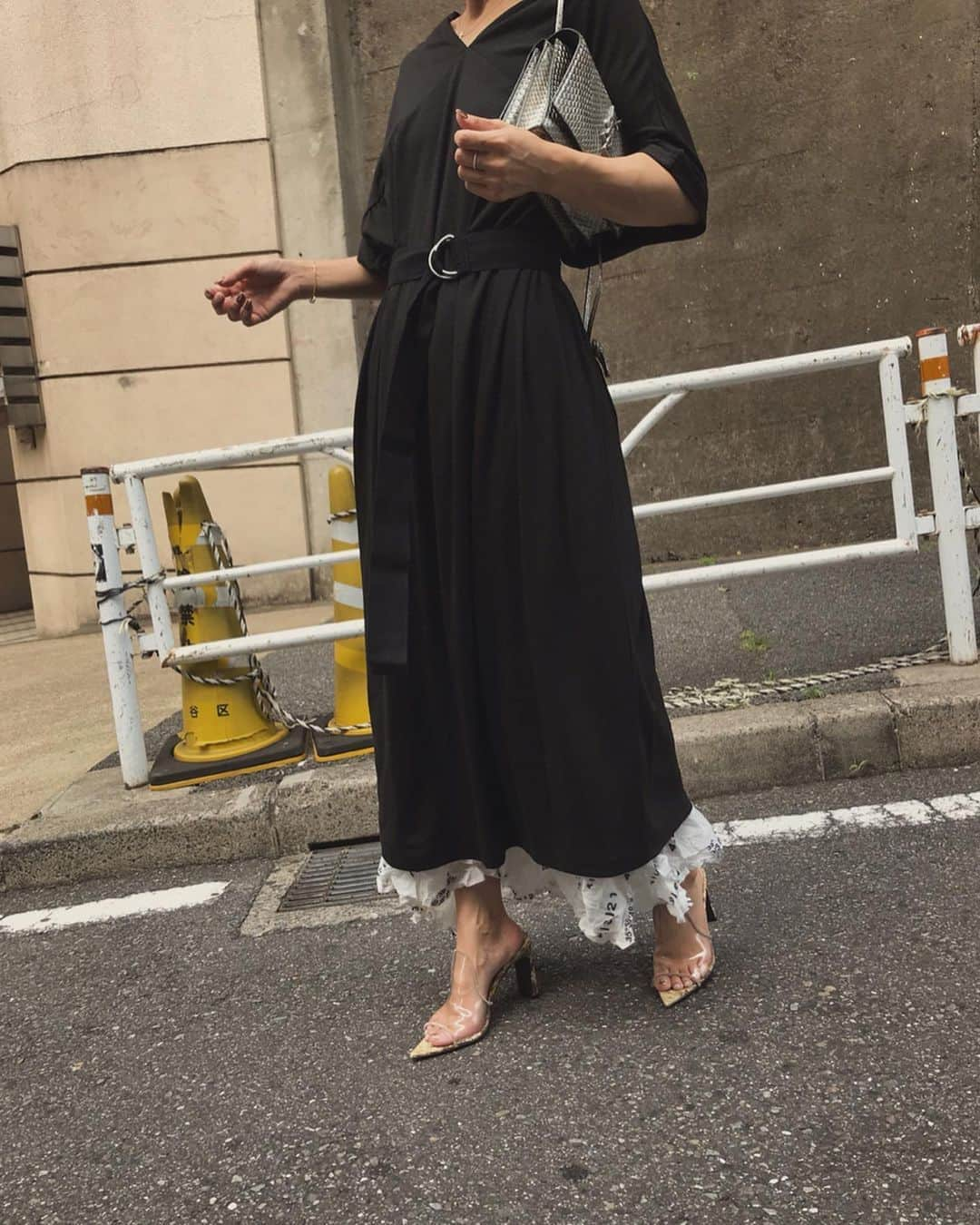 黒石奈央子さんのインスタグラム写真 - (黒石奈央子Instagram)「ZOZO.ルミ心斎橋限定の新作！ . COMFY CUT DRESS ¥12000taxin 7/6 AMERI PASS CODE RANDOM SK ¥14800+tax 7/5 . カット素材のベルト付きワンピース！ 私はスカートレイヤードしてるけど一枚でも着られるよ！今の時期さらっと着られる楽ちんアイテム！ .  @ameri_shinjuku @amerivintage @ameri_daikanyama @ameri.shinsaibashi #ameri#amerivintage #fashion #coordinate#ootd#outfit#osanposnap #705_outfit #大人ファッション #大人コーディネート #大人スタイル #modestyle #modefashion#modecasual」7月2日 20時26分 - blackstone705