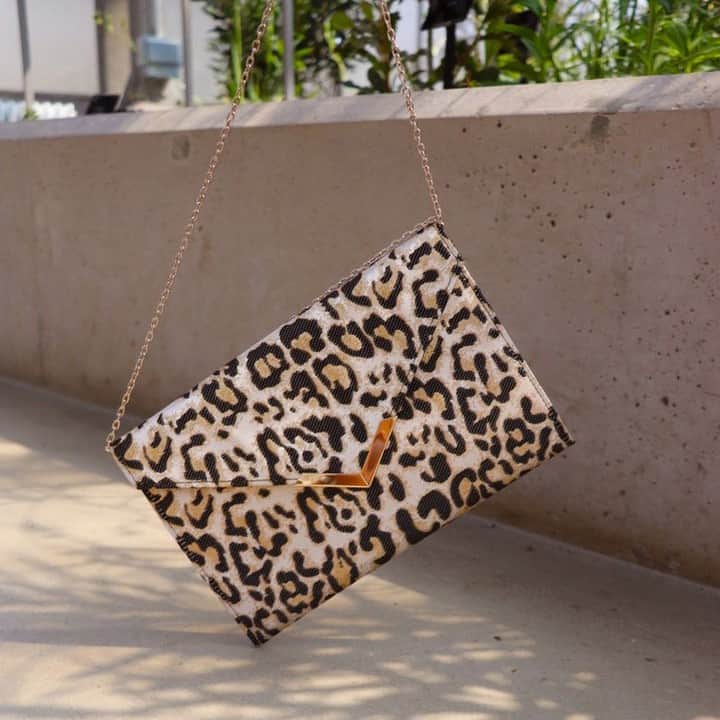 アクセサライズのインスタグラム：「RSVP with a dash of leopard print thanks to our Lily clutch bag, featuring a radiant animal jacquard on a chic envelope silhouette. 🔍7906532300  Tap the link in the bio to shop now.  #Accessorize」