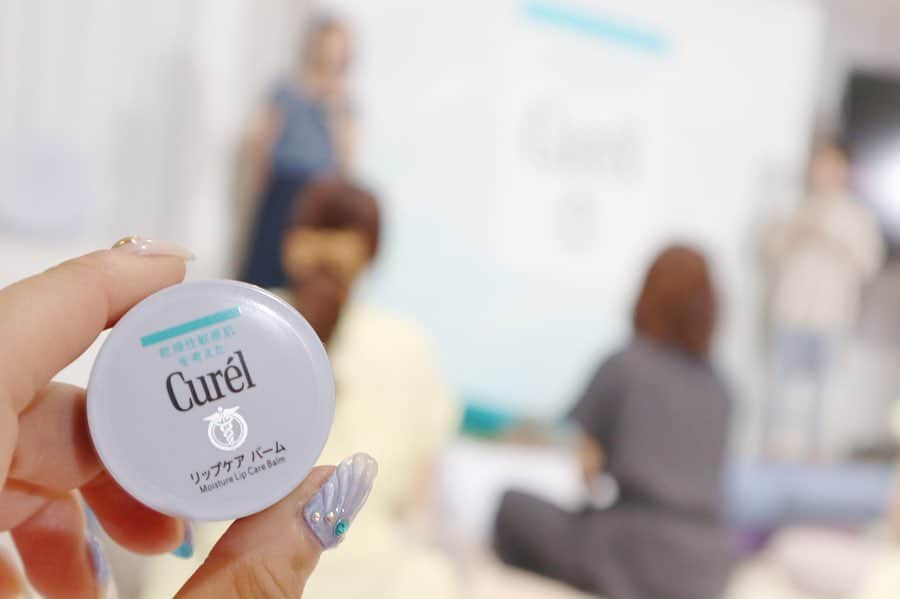 リナさんのインスタグラム写真 - (リナInstagram)「美的×Curel リップケアバーム発売先行体験イベントに参加してきました🌃@biteki.com .  イベントでは、 美的GRAND編集長のキュレルへの熱い想いや 新製品の使い方、 横になりながら行える、 #リストラティブヨガ をしました🌟 . #乾燥性敏感肌 の方でも、 安心して使える#キュレル は、 エイジングケアラインやバスアイテムなど 豊富なラインナップなので、 店頭で探してみるのも楽しいですね♫ . 新発売のリップバームは、 こっくりしているのに、重たすぎず、 香りなどもないので、 とっても使いやすいアイテム♡ . 長男君の唇の荒れがひどいので、 毎晩塗ってあげようかな〜っと思います🌙 . ................................................. #美的 #美的cafe  #美的com #curel #キュレル #美的_キュレル #乾燥性敏感肌 #アトピー #敏感肌 #newcosmetics #パジャマ #パジャマ女子 #パジャマパーティー #PR」7月2日 20時34分 - 1010koki0218