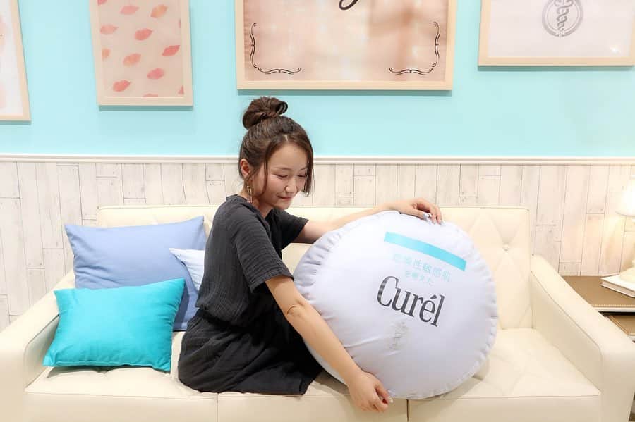 リナのインスタグラム：「美的×Curel リップケアバーム発売先行体験イベントに参加してきました🌃@biteki.com .  イベントでは、 美的GRAND編集長のキュレルへの熱い想いや 新製品の使い方、 横になりながら行える、 #リストラティブヨガ をしました🌟 . #乾燥性敏感肌 の方でも、 安心して使える#キュレル は、 エイジングケアラインやバスアイテムなど 豊富なラインナップなので、 店頭で探してみるのも楽しいですね♫ . 新発売のリップバームは、 こっくりしているのに、重たすぎず、 香りなどもないので、 とっても使いやすいアイテム♡ . 長男君の唇の荒れがひどいので、 毎晩塗ってあげようかな〜っと思います🌙 . ................................................. #美的 #美的cafe  #美的com #curel #キュレル #美的_キュレル #乾燥性敏感肌 #アトピー #敏感肌 #newcosmetics #パジャマ #パジャマ女子 #パジャマパーティー #PR」