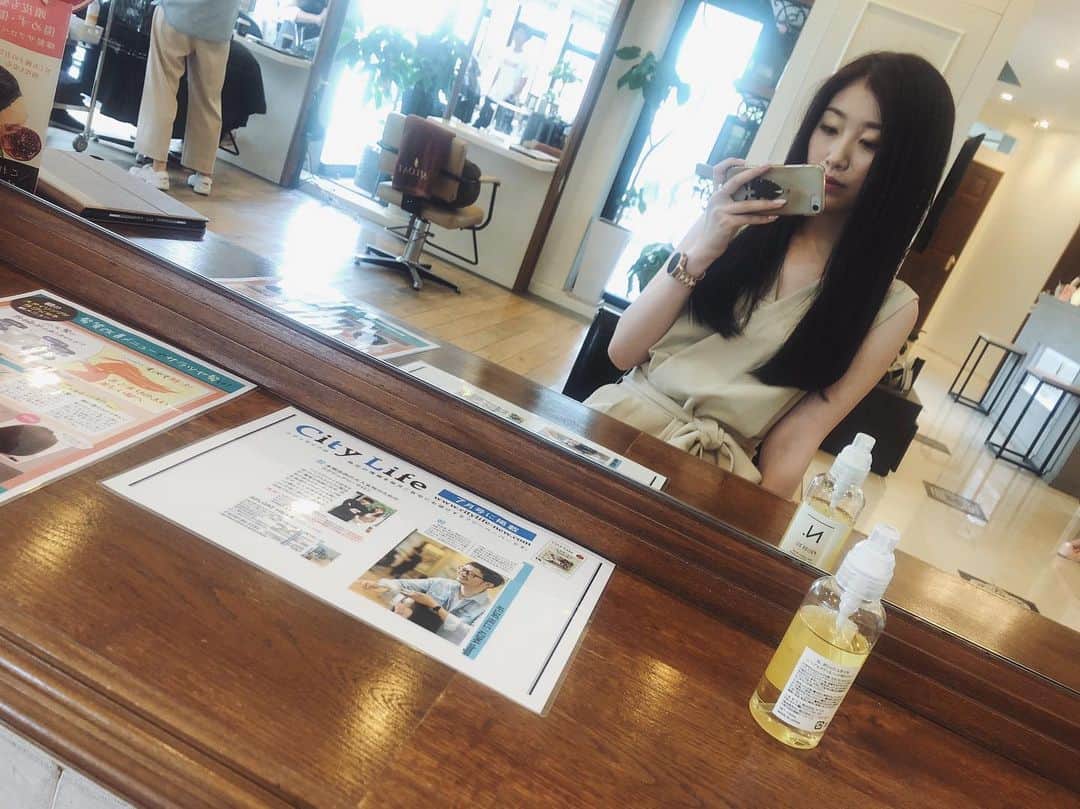 のインスタグラム：「. . new hair by ( @afloat.hills ) 💇‍♀️ . 珍しく、芦屋に。 . #afloathills#アフロートヒルズ#afloat#アフロート#関西サロン#芦屋サロン#pr#haircolor#hairstyle#オージュアトリートメント . . トリートメントは、私のお悩みを伝えて  広がりを抑える効果があるもの(アバウトw)にしていただきました☺️♡ . . 私の剛毛が、トゥルントゥルンのツヤンツヤンで、とっても幸せ。 ずっと触りながら帰ったよね。笑 . . 髪が綺麗だと、美人度2割増し。 . #model#モデル#和装モデル#webモデル#関西モデル#作品撮り#フリーランス#福井千佳#chika_fukui#インフルエンサー#美容#followme#style#おしゃれさんと繋がりたい#selfie#ヘアカラー#picoftheday#japan#サロモ#いいね返し」
