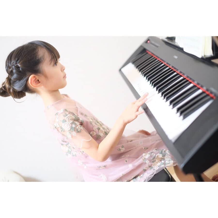 Ai.tさんのインスタグラム写真 - (Ai.tInstagram)「. ピアノを習いたい渚🎹 . 今日体験レッスンに行ってきたよー🙌❤️ . ドレスは👗 @classyandfabulous_jp  発表会とかできたらかわいいだろうなぁと思うドレスがいっぱいあるよ😍❤️ . 是非見てねー💓 妹の結婚式とかもこんなの着せたいなぁと見てるだけでハッピー💁‍♀️❤️ . . 2019.07.02 #ドレス #キッズドレス」7月2日 20時39分 - ngs.rky.kuy