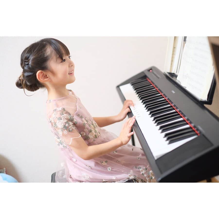 Ai.tさんのインスタグラム写真 - (Ai.tInstagram)「. ピアノを習いたい渚🎹 . 今日体験レッスンに行ってきたよー🙌❤️ . ドレスは👗 @classyandfabulous_jp  発表会とかできたらかわいいだろうなぁと思うドレスがいっぱいあるよ😍❤️ . 是非見てねー💓 妹の結婚式とかもこんなの着せたいなぁと見てるだけでハッピー💁‍♀️❤️ . . 2019.07.02 #ドレス #キッズドレス」7月2日 20時39分 - ngs.rky.kuy
