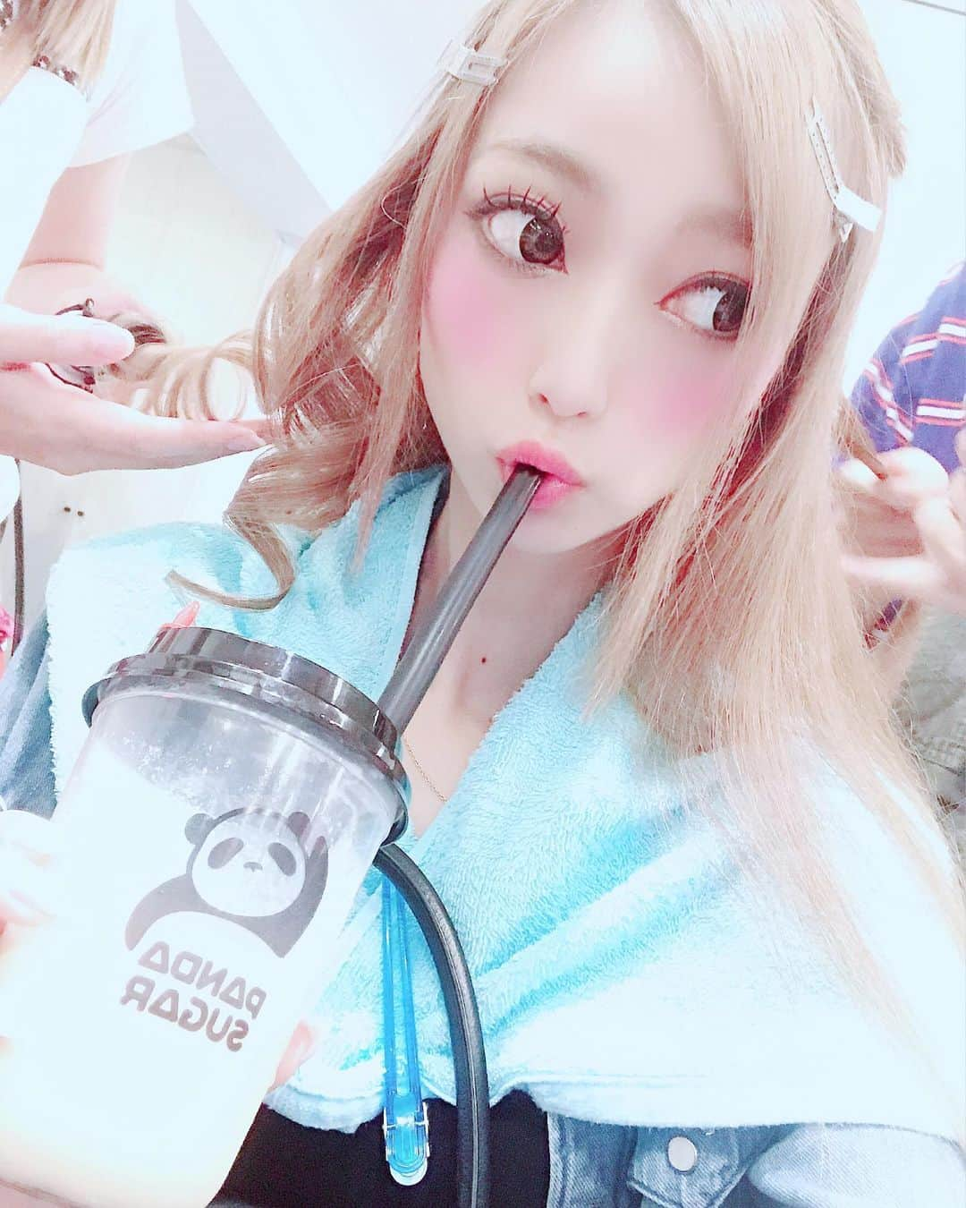 優姫ゆいなさんのインスタグラム写真 - (優姫ゆいなInstagram)「・ ・ ヘアメ中にタピオカ飲むのが最近の楽しみ💗 こんな高カロリー摂取してるからたるむんだって止めてくれる人募集🥺✨ ・ ・ #ルーベル#東京#六本木#新宿#歌舞伎町#名古屋#栄#錦#岐阜県#岐阜市#柳ヶ瀬#多治見市#キャバクラ#キャバ嬢#love#お酒#アルコール#follow#Instagram#ゆいな#優姫ゆいな#コスプレ#レイヤー#タピオカ#タピ活」7月2日 20時39分 - yuina_az