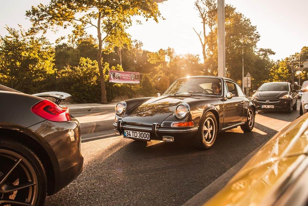 WATCHMANIAさんのインスタグラム写真 - (WATCHMANIAInstagram)「One fine story: Porsche 912 and Istanbul.  Wonderful pictures by @omarbahlol  Car owner @td3zero」7月2日 20時40分 - watchmania