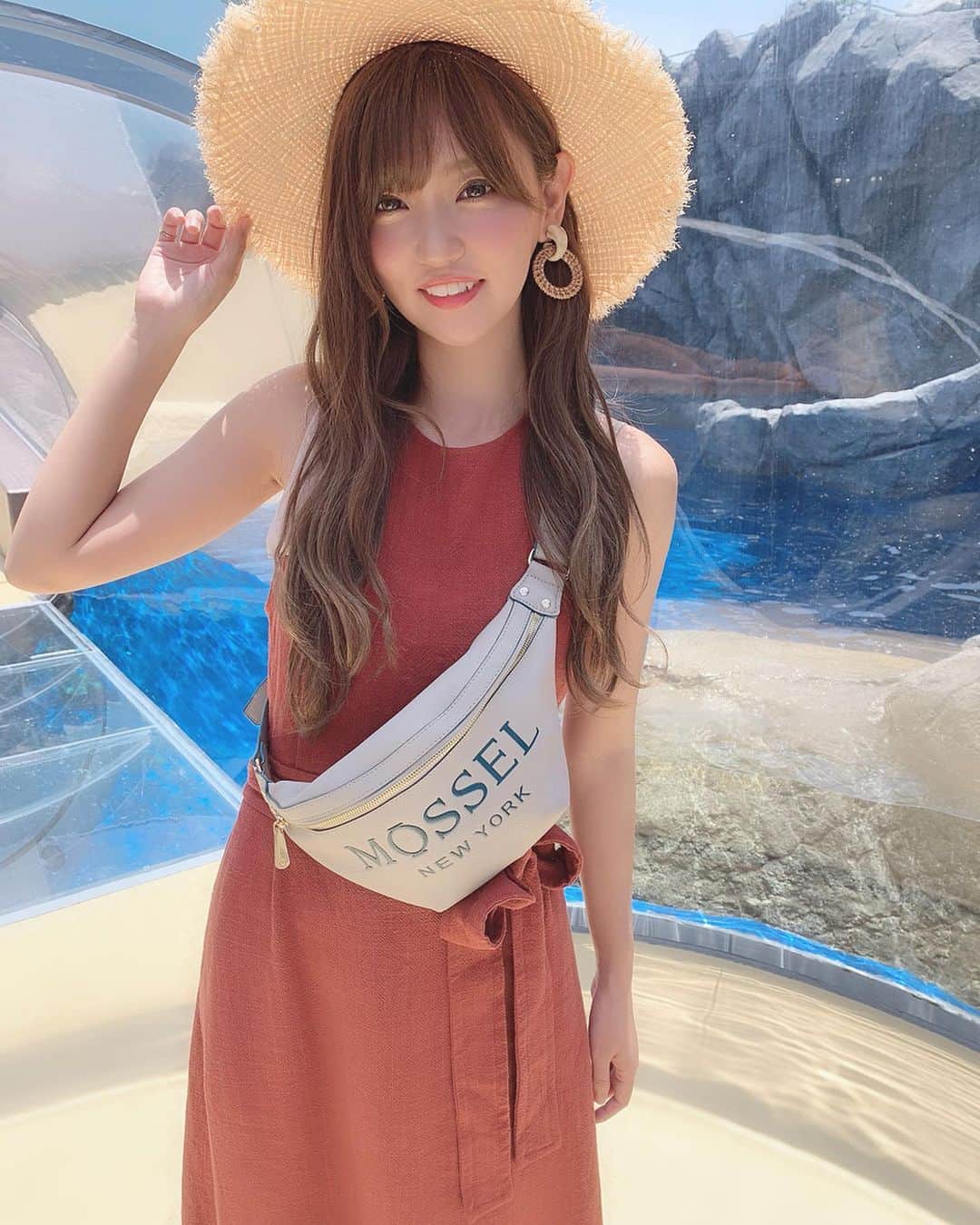 いっちゃん/嶋津 いつみのインスタグラム：「. . 伊勢旅行の時の私服やで😛💓 . . . . 👗ワンピース @ungrid_official . 👜 @mosselnewyork . 👒 忘れた😭🙏🏻 夏始まる前ぐらいに買ってんけど なかなか出番なくて 旅行で初めて使ったらブランド忘れてた🙄💦💦💦 . . . . . バックはこの形の 大人っぽい色味の探してて出会ったやつ💕 . . . カジュアルになり過ぎるから シルバーとか黒とかは嫌やってん🤢💦 . . このベージュ見つけたときに ときめいた❤️ 最近は荷物減らしてこの子ばっかりです🙋🏼‍♀️✨ . . . . . . . . . #mosselny  #mosselnewyork  #モシェルニューヨーク  #モシェル #バック  #ootd  #ungrid  #コーデ #関西  #関西サロモ  #サロンモデル #サロモ #いっちゃん  #フリーモデル #関西モデル  #あざといっちゃん #かわいっちゃん #いっちゃんコーデ #ブライダルモデル #アレンジモデル #ヘアカラー  #ヘアアレンジ #撮影依頼受付中 . . . . . . . .  7月8月のお仕事依頼受付中です🧚🏻‍♀️💜 .」