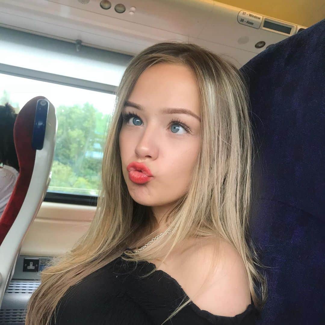 コニー・タルボットさんのインスタグラム写真 - (コニー・タルボットInstagram)「When mom won’t stop taking photos 🤪」7月2日 20時50分 - officialconnietalbot