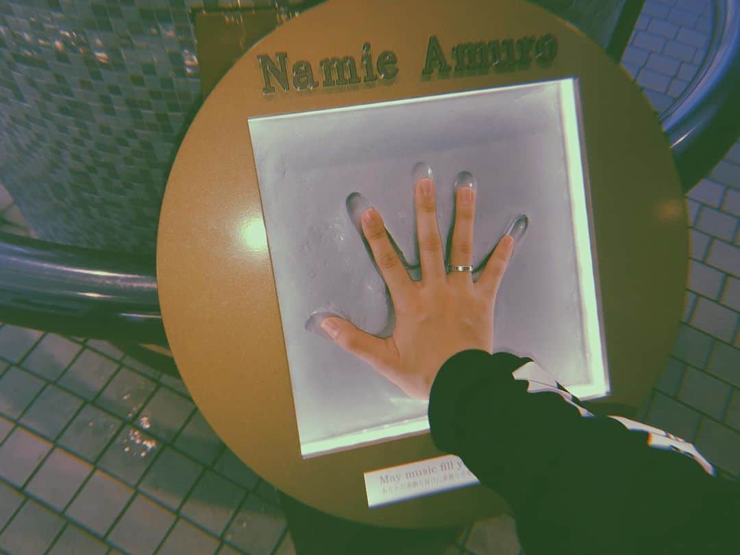 荒井麻珠さんのインスタグラム写真 - (荒井麻珠Instagram)「✋🏻❤️ (見つけた瞬間に手置いてた)  #namieamuro #hand」7月2日 20時42分 - maju_arai_official