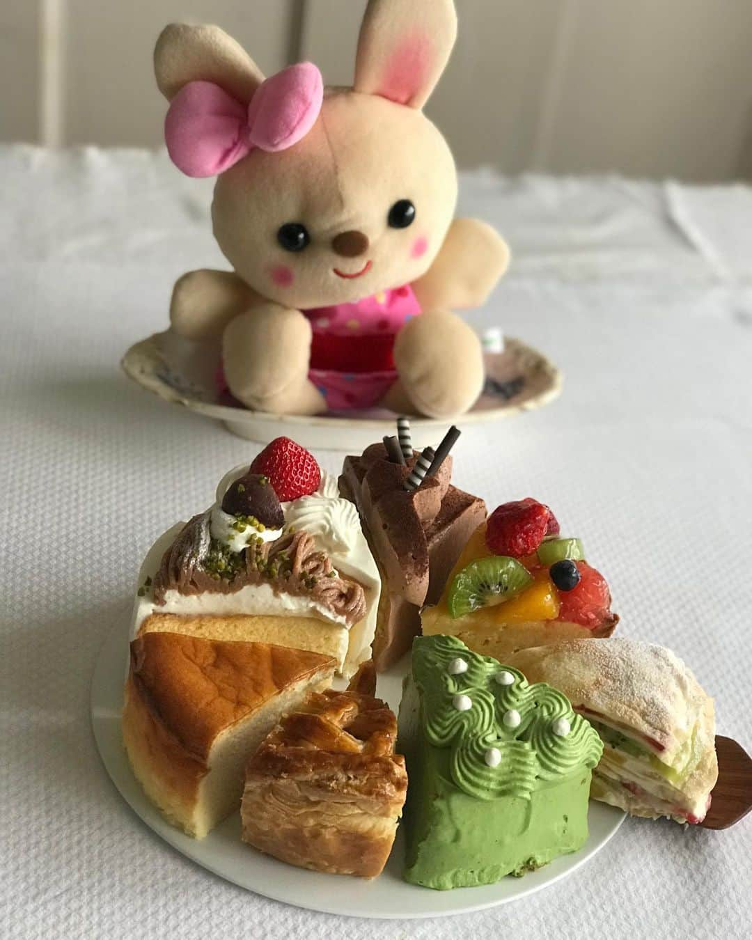 福田淳子さんのインスタグラム写真 - (福田淳子Instagram)「最近の撮影。みみちゃんのためにケーキ盛り合わせスペシャルプレートと電車のケーキ作ったよ！ これだけ見てるとかわいい感じですが、この盛り合わせのために奥で控えてるのは8ホール分のケーキ。高さ合わせるためにタルトもパイも普通のものより厚みがあります。  この日のまかないはレッドカレーに、ヤムウンセン、そしてズッキーニのオムレツ。上にスリラッチャソースかけて、パクチーのせてエスニックな感じに。  #まさかの12月号 #みみちゃんえほん  #今年も折り返し！」7月2日 20時43分 - junjunfukuda