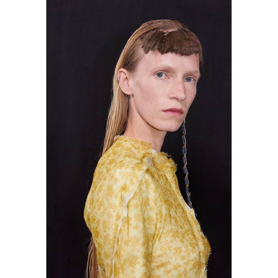 Acne Studiosさんのインスタグラム写真 - (Acne StudiosInstagram)「Backstage at the #AcneStudios Women’s Spring/Summer 2020 show – prints in detail.  Head over to our Stories highlight to discover every look from the collection.」7月2日 20時43分 - acnestudios
