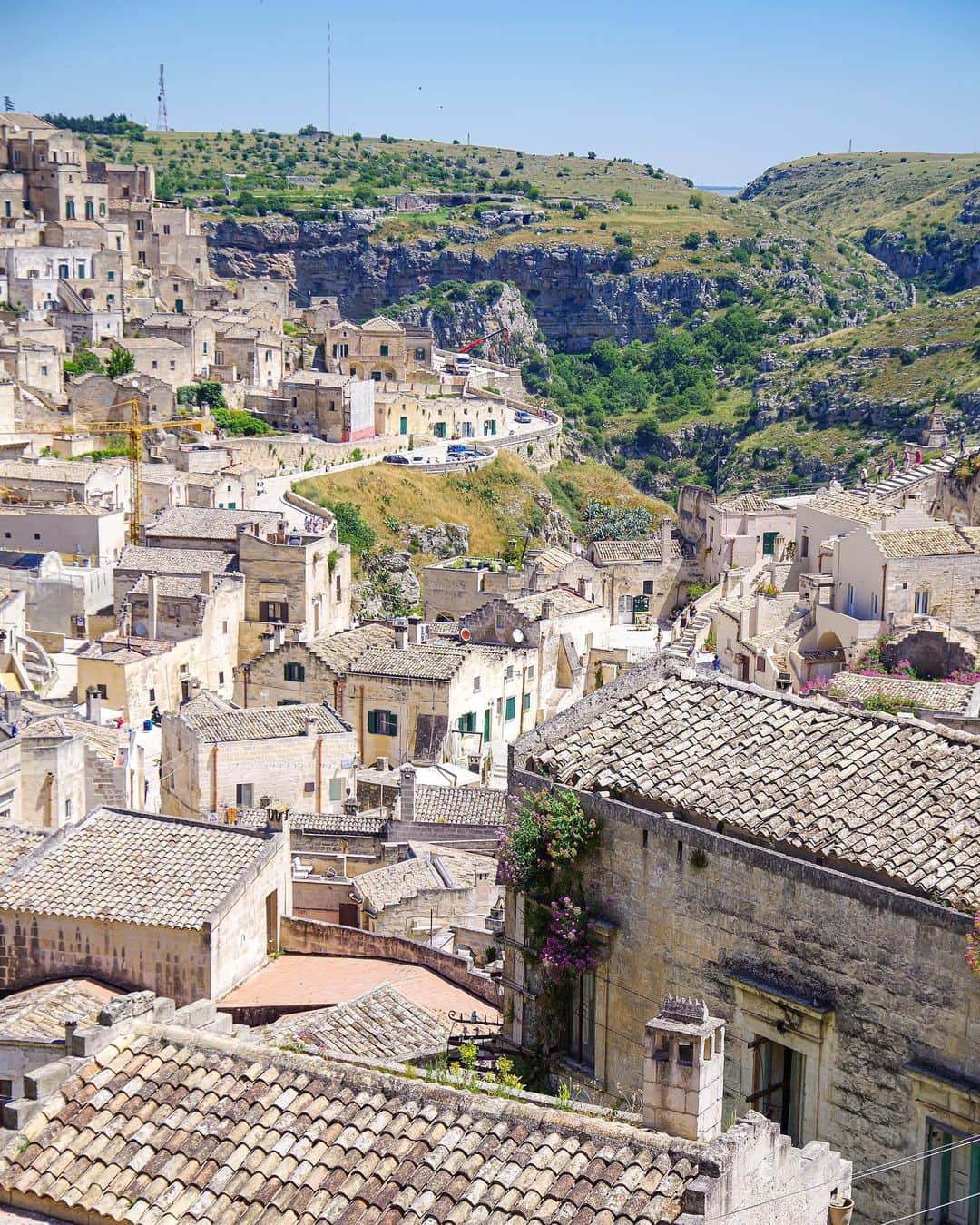 田島知華さんのインスタグラム写真 - (田島知華Instagram)「【Italy🇮🇹Matera】“European Capital of Culture in 2019”. Matera is a sepia-colored world. This scenery feels nostalgic.  ノスタルジックでどこか寂しさも感じるセピア色の世界。 サッシという洞窟住居が広がる世界遺産のマテーラです。  マテーラは学生の頃から気になっていた旅先なのですが、 今回訪れることにしたのは今年最も行くべき注目の地だから。 2019年欧州文化首都にマテーラが選ばれ、 今、全世界が注目する旅先となっています✨ Copyright © TAJIHARU  PENTAX K-1 MarkⅡ HD PENTAX-D FA 28-105mmF3.5-5.6ED DC WR _ #たじはるトリップ #TAJIHARU_italy #イタリア #南イタリア #マテーラ #ヨーロッパ #女子旅 #旅ガール #カメラ女子 #イタリア旅行 #スカイスキャナー #スカイスキャナー旅写真 #italy #southitaly #basilicata #matera #europe #igerseurope #igersitaly #topeuropephoto #topitalyphoto #visititaly #visitmatera #europeancapitalofculture #europeancapitalofculture2019 #wonderful_places #beautifuldestinations #beautifulplace #earthpix #discoverearth」7月2日 20時47分 - haruka_tajima