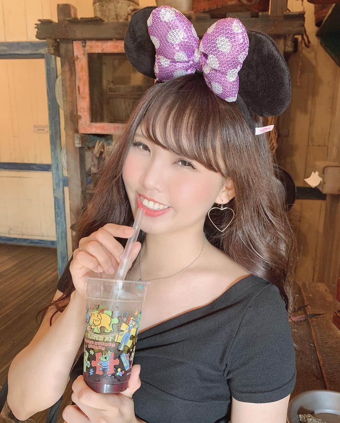 Yukaさんのインスタグラム写真 - (YukaInstagram)「東京ディズニーシー * ストロベリーゼリーメロンソーダ🍓🍈🥤 ¥400 * 「トイストーリー4」公開記念スペシャルプログラム 期間限定メニュー🥰 またパッケージ目当てで買ったやつ！ 炭酸嫌いだけど、これ炭酸強くないし、ストロベリーゼリーたっぷり入ってて、さっぱりしてて本当に美味しすぎ🥺🥺🥺 炭酸嫌いな人でも好きになるからオススメ🥤 でも逆に、炭酸好きな人にとってはイマイチかも笑笑 * * 又是一款衝著包裝買的飲料 是加了草莓果凍的哈密瓜汽水 杯子超級可愛，是玩總4的角色大集合🥺 滑到最後有影片🎥 我自己不喜歡碳酸所以不抱什麼期待 但這個碳酸感不強，每一口都吸的到草莓果肉 天氣熱的時候來上一杯好消暑🥴  #tokyodisneysea#tokyodisneyresort#disney#tdr#tds#tanabata#yukata#disneysea#disney#東京ディズニーシー#東京ディズニーリゾート#七夕ディズニー#七夕#七夕祭り#晴れ#舞浜#インスタ映え#カメラ女子#写真好きな人と繋がりたい#トイストーリー4#トイストーリー#スペシャルプログラム#ストロベリーゼリーメロンソーダ#ディズニー好き#パッケージ#ディズニーフード#ディズニー部#ディズニーリゾート#ディズニー写真部」7月2日 20時47分 - loveyuka06