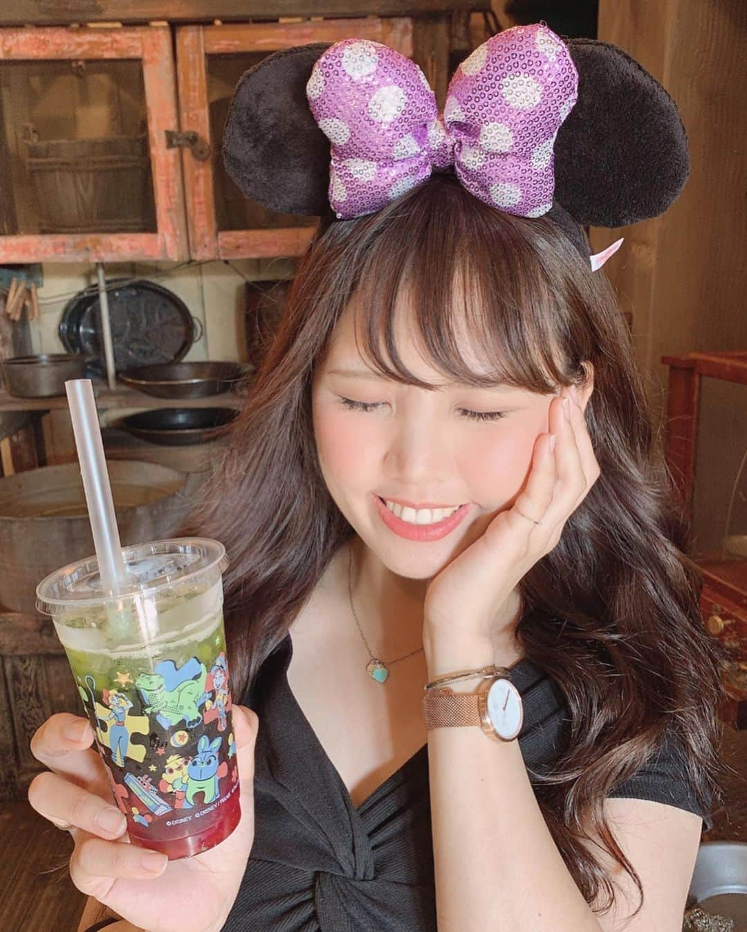 Yukaさんのインスタグラム写真 - (YukaInstagram)「東京ディズニーシー * ストロベリーゼリーメロンソーダ🍓🍈🥤 ¥400 * 「トイストーリー4」公開記念スペシャルプログラム 期間限定メニュー🥰 またパッケージ目当てで買ったやつ！ 炭酸嫌いだけど、これ炭酸強くないし、ストロベリーゼリーたっぷり入ってて、さっぱりしてて本当に美味しすぎ🥺🥺🥺 炭酸嫌いな人でも好きになるからオススメ🥤 でも逆に、炭酸好きな人にとってはイマイチかも笑笑 * * 又是一款衝著包裝買的飲料 是加了草莓果凍的哈密瓜汽水 杯子超級可愛，是玩總4的角色大集合🥺 滑到最後有影片🎥 我自己不喜歡碳酸所以不抱什麼期待 但這個碳酸感不強，每一口都吸的到草莓果肉 天氣熱的時候來上一杯好消暑🥴  #tokyodisneysea#tokyodisneyresort#disney#tdr#tds#tanabata#yukata#disneysea#disney#東京ディズニーシー#東京ディズニーリゾート#七夕ディズニー#七夕#七夕祭り#晴れ#舞浜#インスタ映え#カメラ女子#写真好きな人と繋がりたい#トイストーリー4#トイストーリー#スペシャルプログラム#ストロベリーゼリーメロンソーダ#ディズニー好き#パッケージ#ディズニーフード#ディズニー部#ディズニーリゾート#ディズニー写真部」7月2日 20時47分 - loveyuka06