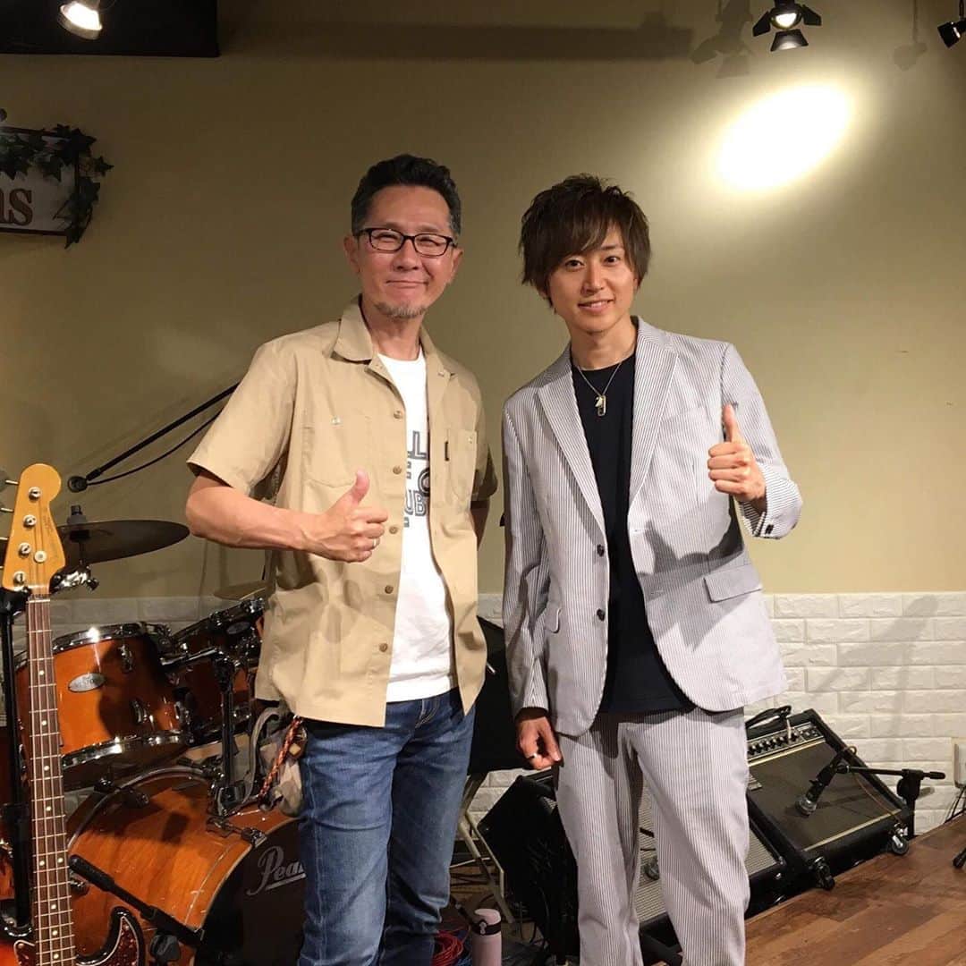関義哉のインスタグラム：「元 チェッカーズ  ベース 大土井さんとの2マンLIVE！  @ 京都second rooms  最高でした！コラボタイムも楽し過ぎて 幸せでした！！ 「涙のリクエスト／チェッカーズ」 コラボしたのですが 大土井さんが ベースを弾かれて、このスタイルでされるのは解散以来とのこと！すごい貴重だー！感謝。  ボーカルとサックスが兄弟というチェッカーズさんと同じスタイル 笑  いつも応援してくれているみなさん そして 新しい出会いにも感謝です^ ^  みなさん 雨の中 ありがとうございました！！ #チェッカーズ #大土井裕二  さん #関義哉 ・ #instagood #followme #粉我 #フォロー募集 #フォロワー増やしたい #フォロー歓迎  #follow_me #followmeplease #フォロー大歓迎  #いいね #likeforfollow #likeforlikes  #音楽好きな人と繋がりたい #ダンス好きな人と繋がりたい #京都 #kyoto #元新選組リアン #新撰組 #新選組」