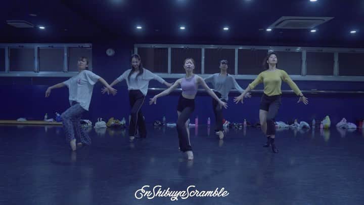 のインスタグラム：「. EN DANCE STUDIO SHOJIN THEATER JAZZ💃✨ . 「NINE」より 「シネマイタリアーノ」 . リクエストが多かったので、メチャ久しぶりにテンションブチ上がるこの曲！！ シネマイタリアーノでラテン要素盛りだくさんの振付でした！！ . 昔ゆりのと踊ったのが懐かしいね😊✨ . 前回のヌル〜いのもムズいけど、コレはもうそもそも身体の使い方がしっくり来るまで時間がかかるヤツで、みんなレッスン中ずーーーっと格闘してました😎👍 . さやかはさすがすぎたね！！ さやかがグッと本気モード入ったら誰も手つけられん。 “最高”のひと言に尽きます。 . 現役チームの映像はまた改めて載せるから楽しみにしててね😊✨ . . さて、上海ツアーまでまもなく！！ 今日も丸1日リハだったけど、最強の皆様と一緒の時間が本当に刺激的で幸せで。 もっともっと頑張りたいなー💪✨ . . これからダッシュでREIレッスンやるよー！！ ハピネス全部振り入れするから覚悟しておくように😎👊 #shojin #シアタージャズ #シアターダンス #テーマパークダンス #テーマパークダンサー #ジャズダンス #テーマパークレッスン #テーマパークジャズ #ジャズレッスン #endancestudio #en #endance #themepark #theaterjazz #themeparkdance #ミュージカル #ダンス #dance #choreographer #ディズニーダンサー #choreographer #シネマイタリアーノ #nine」