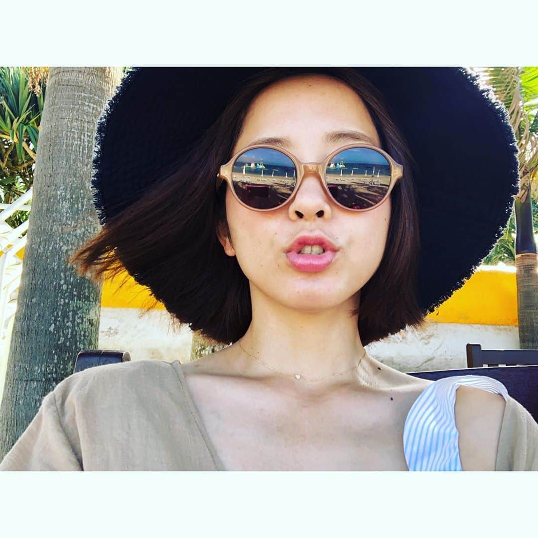 武田訓佳さんのインスタグラム写真 - (武田訓佳Instagram)「ほんとなん年ぶり！？ なbikini👙 ・ 海もプールも大満喫🏖❤️ ・ 部屋のジャグジーでも着るから 3つ持っていった👙👙👙 なんとぜんぶ #hm 😍🌼 (ほかのは全身撮ってない🤔) ・ 黄色のは胸元がリボンになってる バンドゥタイプ👙 赤いのは去年買ったもの🌺 ・ ・ 今回はトレーニング頑張ったし すんばらしい筋肉美を 披露する予定やったけれど… ・ 見事に脂肪さまが 覆い隠してくれてます🐷 一番細く写ってるやつ、これ。←😭 ・ ・ とか言いながら 旅じゅう暴飲暴食やったので 帰ってさっそく今日も トレーニングへ🏋🏻‍♀️ ・ いったんの目標「沖縄」 は終わっちゃったけれど 引き続きカラダ作り頑張る🥰🌵💓 おなかまわり厳し〜な〜〜😂🐷 ・ ・ #沖縄 #沖縄旅 #海 #bikini #pool #👙 #夏旅 #旅グラム  #👙 #hm #🕶 #blanc #👒 #いつかの雑貨屋さん #目指せビキニボディ #結果報告 #フォロワーさん2万人御礼企画  #vady #vady堂島」7月2日 20時56分 - kunika0117