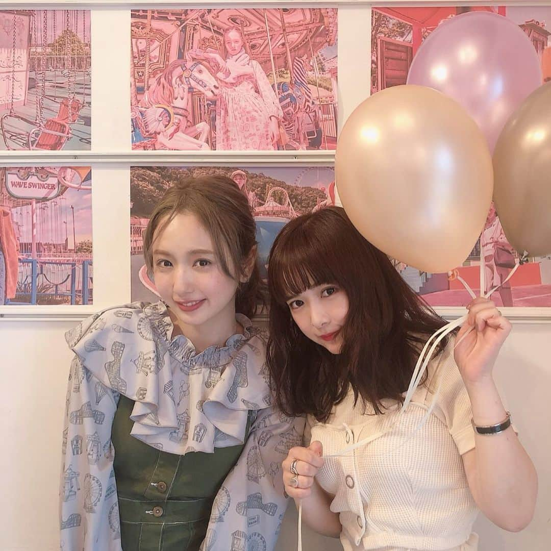 平松可奈子さんのインスタグラム写真 - (平松可奈子Instagram)「しばさきと  @ruby_and_you  の展示会へ 行ってきました☕️ . ずっと大ファンだった @amo_whale  さんに お会いできてお話しできて… 夢みたいでした。 高校生の時から大ファンで 本はもちろんラジオ📻観に行ったりCDやコラボのものも 沢山買ったりしていて amoちゃんさんの生き方が すごく好きだったので こうやってお会いできて 感無量でした（；＿；） ずっと可愛いくて素敵な女性で ずっと憧れの人です😢💕 . #rubyandyou  #展示会 #fashion #しばかな #amoちゃん  さん」7月2日 20時59分 - 11kanaco14