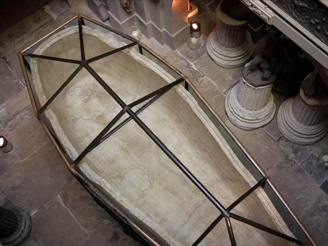 ペンハリガンさんのインスタグラム写真 - (ペンハリガンInstagram)「Amongst other marvellous collections, one of Sir John Soane Museum's most renowned treasures is the sarcophagus of the Egyptian Pharaoh Seti I. Exhibited within the Sepulchral Chamber, the sarcophagus features Pharoah Seti I's mummified body in a lavish coffin. Heiroglyphs have been incised into the pearl alabaster of the sarcophagus, and rumour has it that it prophecises of a rose fragrance which eclipses all others, called Cairo. Though, there is a chance that Penhaligon's have varnished the truth a little with that statement. #cairo」7月2日 21時00分 - penhaligons