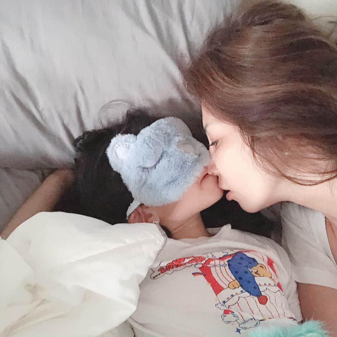 西山美希子さんのインスタグラム写真 - (西山美希子Instagram)「She bites my nose when she wakes up. 毎朝、わたしの鼻をパクっと❤️たまらん #mygirl」7月2日 21時08分 - mariaclove