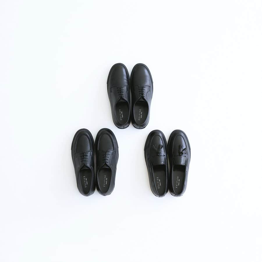 のインスタグラム：「【NEW Dress Sneaker Collection】﻿﻿ ﻿﻿ ドレススタイルをスニーカーのデザインに落とし込んだ人気アイテムがバージョンアップして明日7/3（水）に新入荷致します。﻿ ﻿ フィッティングはそのままに、今作は木型を新しくしたことでトゥをやや細身に仕上げることで、全体的にシャープな印象となった大人見えなデザインとなっています。﻿ ﻿ 素材は高級感溢れる“エンボスレザー”を使用しており、マッドな質感とブラックカラーがコーディネートに取り入れやすく、普段とは違ったアクセントを与えてくれます。 ﻿ ﻿﻿ ﻿﻿ ﻿ ﻿﻿ Dress sneaker : 【EDIFICE】all ﻿¥18,000+tax﻿ ﻿﻿ ﻿﻿ ﻿﻿ ﻿﻿ ﻿ ﻿ ﻿ ﻿﻿ #edifice #function #shoesaddict #plaintoe #tusselshoes #utip #shoestagram #kicks #kickstagram #shoeslovers #shoesaholic #shoefashion #sneakeraddict #sneakerheads #mensshoes #mensfashion #mensstyle #menwithclass #menwithstyle #dapper #dapperman #dapperstyle #エディフィス﻿ #ドレススニーカー」