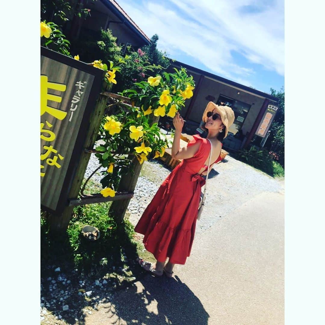 武田訓佳さんのインスタグラム写真 - (武田訓佳Instagram)「じぶん土産🌺 ・ ・ #やちむん #やちむんの里 #汗だく #shopping #平皿 #三角なの #アジフライとか乗せたいなぁ #もしくはやっぱりチャンプルぅ #妄想しながら買うやつ  #ワンピース #👗 @17kg_official  #👒 #ca4la  #👡 #zara #nail #self #ネイルシール #ソフトクリーム #🍦#夏ネイル」7月2日 21時06分 - kunika0117