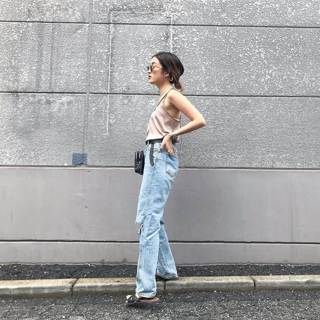 KARENさんのインスタグラム写真 - (KARENInstagram)「. 今日発売の @flugge_official mutt satin cami✔︎つるっとしたキャミだと綺麗っぽくなっちゃうから、生地を加工してマットにしたからカジュアルに着れるよ✌︎ デニムは近々再入荷する予定👖 7月だし暑がりだしもうキャミでいいよね？🥺この蒸しっとした天気いやだ☂️☂️☂️ .  #flugge#flugge_official #fluggesnap #ootd#outfit#fashion#instafashion#ig#casual#coordinate#code#me#clane」7月2日 21時16分 - karen_nrsm