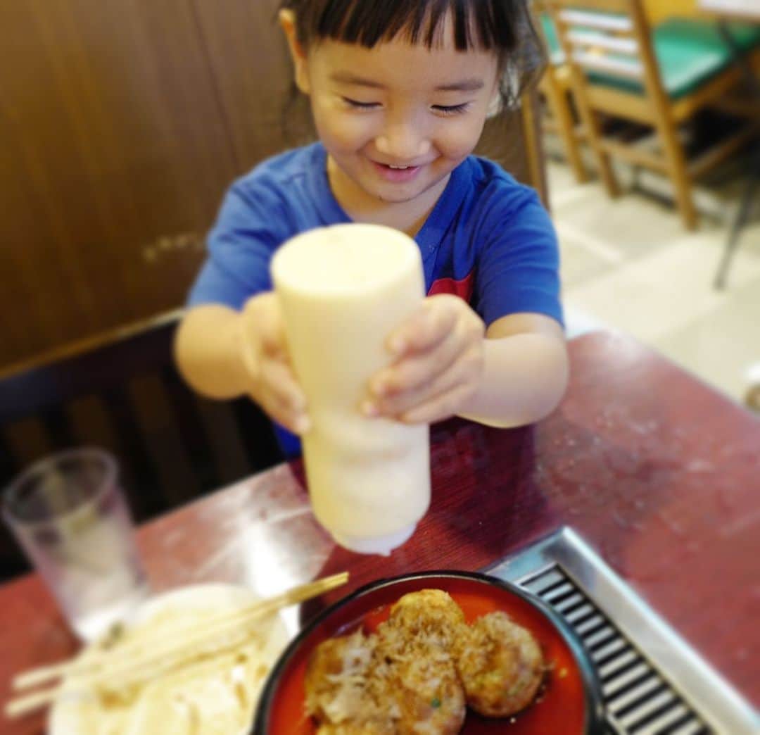 清水わかこさんのインスタグラム写真 - (清水わかこInstagram)「先日まるで大阪にいる気分になれたお好み焼き屋さんに行ったときの写真📸 娘がまだ小さいからか、鉄板は熱くしないで作って持ってきてくれるスタイルだったけど久しぶりにこういう雰囲気で食べる焼きそばとか、たこ焼きとか、美味しかった🤩 そして投稿はすごく久しぶりになってしまったのだけど、旦那の髪色に困惑しているフォロワーさんもいるのでは？笑 (私もえ！ってなったけど笑) 一応この髪色にも触れておきます☺️ 実はこの時期に毎年旦那は @nike から出ているレインボーのスニーカーを買っています。 @undefeated_okinawa でも発売しました❤️ LGBTの権利を啓発するために、世界中で様々な催しが開かれていて、その理念はセクシャルマイノリティに限らず、多様性が認められる差別のない社会をめざすものなのだけど、ナイキはその社会運動の象徴であるレインボーフラッグをシューズやウエアに落とし込んだものを毎年発売しているんです。 世界でもたくさんイベントがありますが、まだまだ知らない人もいると思うのでぜひこのハッシュタグをのぞいてみてください👉 #rainbowpride (でもね、だからと言って髪色まで、レインボーにしなくても、、と思ったのはここだけの話🤫色々いつも極端🤣) . でも本当にLGBTに限らず多様性が認められる差別のない世界に、娘の成長とともにもっともっとなっていってほしいと願っています✨🌈✨ 娘がこの髪型を褒めてる動画は5枚目 #日夕佳とお父さん #日夕佳」7月2日 21時08分 - wakacham_