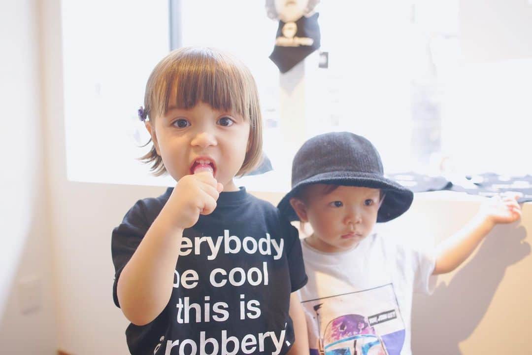 のインスタグラム：「かわいいかわいい2人☺️🔥 ジョアンも会わせたかったけど最終日は預けていませんでした😅 @bun_cha  素敵な写真ありがとう📷  夫婦写真まで撮ってもろて😂なかなかないから、記念になりました😂  #bbbsnap  つづき❤︎❤︎ #babyblackbuggy #bbb #kidsfashion #webshop #babyfashion #onlineshopping #kidsbrand #kidswear #allblack」