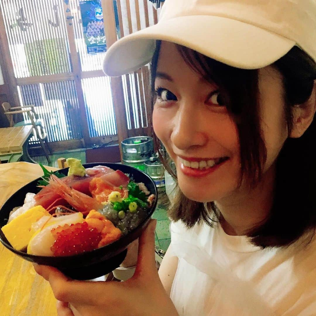 山本愛子さんのインスタグラム写真 - (山本愛子Instagram)「沼津港で食べたもの✨  まずは海鮮丼♡ お刺身もりもりで、ごはんが見えない♡  美味しかった♪  そして、深海魚メギスを使った深海魚バーガー！ …うん、白身魚のフライ！笑✨  クセがない✨  深海魚、ごちそうさまでした(*´˘`*)✨ #深海魚 #沼津 #沼津港 #深海魚バーガー #沼津バーガー #海鮮丼」7月2日 21時11分 - aikoyade1219