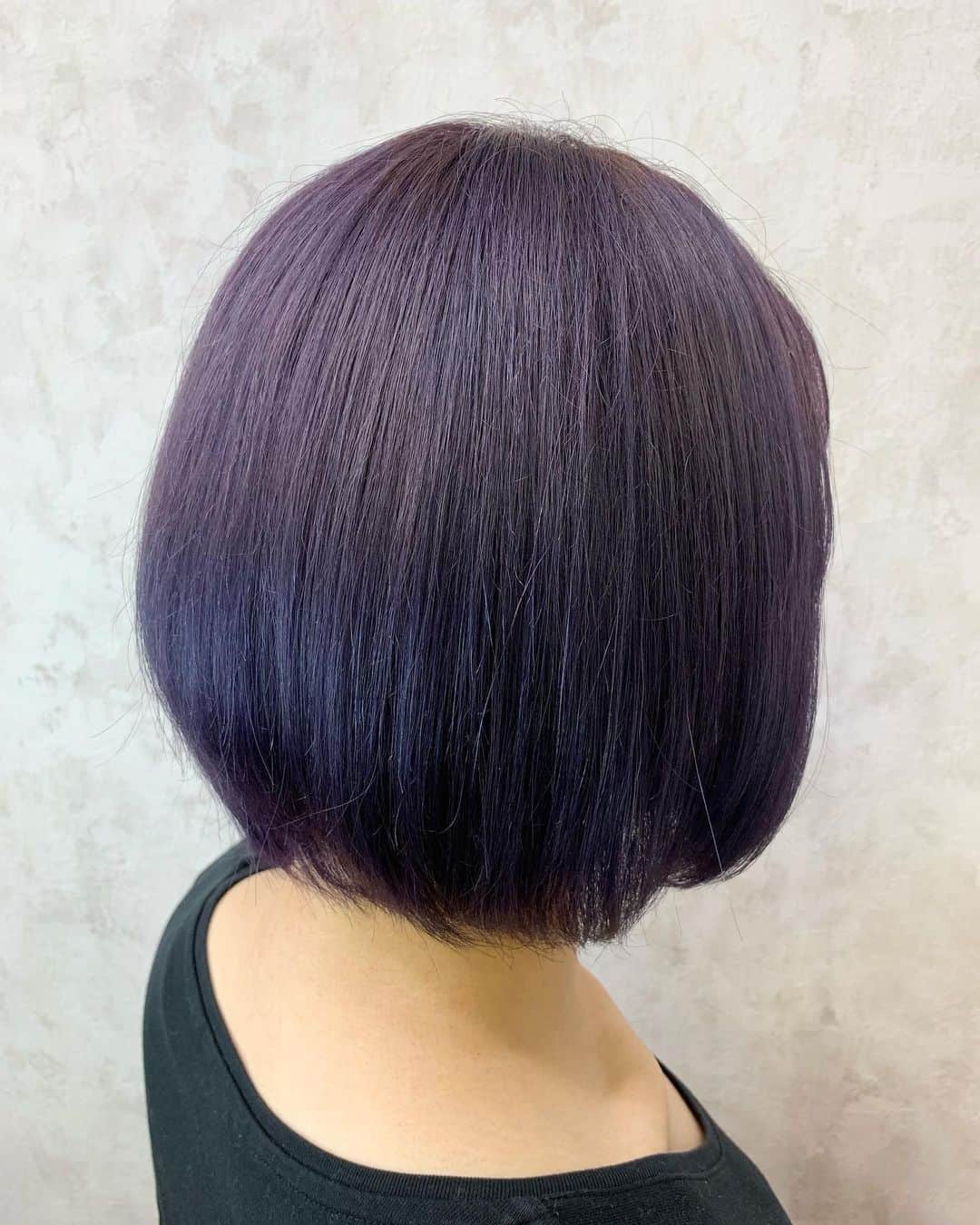 salon PRATiNO(サロンプラチノ)のインスタグラム：「. 💜バイオレットカラー💜. . #イルミナカラー で作る綺麗なバイオレットカラー💜 ワンカラーもとっても可愛いですよ☺️💗 色が落ちていくと綺麗なベージュになるので 色落ちも長く楽しめるカラーです💙 . . 【CLAVIS PRATINO】 ◇月曜日～土曜日 11:00～20:00 ◇日曜日 11:00～18:00 ※時間外はお問い合わせください。 愛知県名古屋市中区錦3-4-19石垣ビル７Ｆ ☎︎052-962-7017 . . #hairstyle #hair #cornrow #clavispratino #pratino #hairsalon #FIBREPLEX #nagoya #haircolor #love #特殊ヘア #ブラックヘア  #コーンロウ #ブレイズ  #派手髪 #ヘアカラー  #外国人風カラー#バレイヤージュ #グラデーション  #美容室 #ヘアサロン #クラビスプラチノ #名古屋 #栄 #錦」