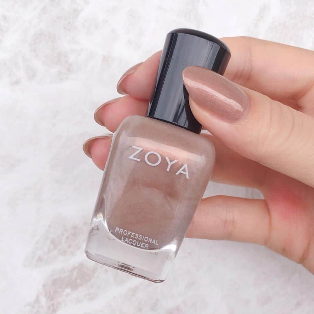 TRILL公式編集部アカウントさんのインスタグラム写真 - (TRILL公式編集部アカウントInstagram)「ZOYA @zoyanailpolish 夏の新色"Keira"を使用したネイル💅🏻💕 Photo by @aiainail_ さん⭐️ . . ZOYAのBAREFOOT SUMMER 2019 COLLECTIONの"Keira"を塗ってみました☺︎ Keiraはトープグレーのカラーの中にコッパーカラーのシマーが入っているポリッシュです。 結構薄づきなのかな？と思っていたのですが塗ってみると1度塗りで写真の発色でした🥰 塗りやすくてムラにもならなかったので今回は全ての爪を1度塗りで仕上げました♡ すごく綺麗な色だったのでパーツはシンプルにしました。 #うさしっぽクラブ 🐰 * Keiraは室内で見るより太陽光で見た方が綺麗だったので今回は全て太陽光下で撮影しました。 * polish ZOYA ZP986 Keira * . . 詳細はアカウントをチェックしてみてください💓﻿ ————————————————————————﻿ 「#私のTRILLpic」をつけて、素敵な写真を投稿しよう💕﻿ 上記# がついていると、TRILLサービスへの掲載や、TRILLのInstagramへの投稿で使用させていただく可能性がございます。﻿ ———————————————————————— ㅤㅤㅤㅤㅤㅤㅤㅤㅤㅤ﻿ #私のTRILLpic #TRILL﻿ #トリル @zoyajpn  #zoya #zoyakeira #zp986 #ネイル #セルフネイル #シンプルネイル #セルフネイル部 #ワンカラーネイル #シンプルネイル #オフィスネイル #ネイルサークル #お洒落さんと繋がりたい #セルフネイラーさんと繋がりたい #ネイル好きな人と繋がりたい #化粧品 #네일스타그램 #手元くら部」7月2日 21時13分 - trill