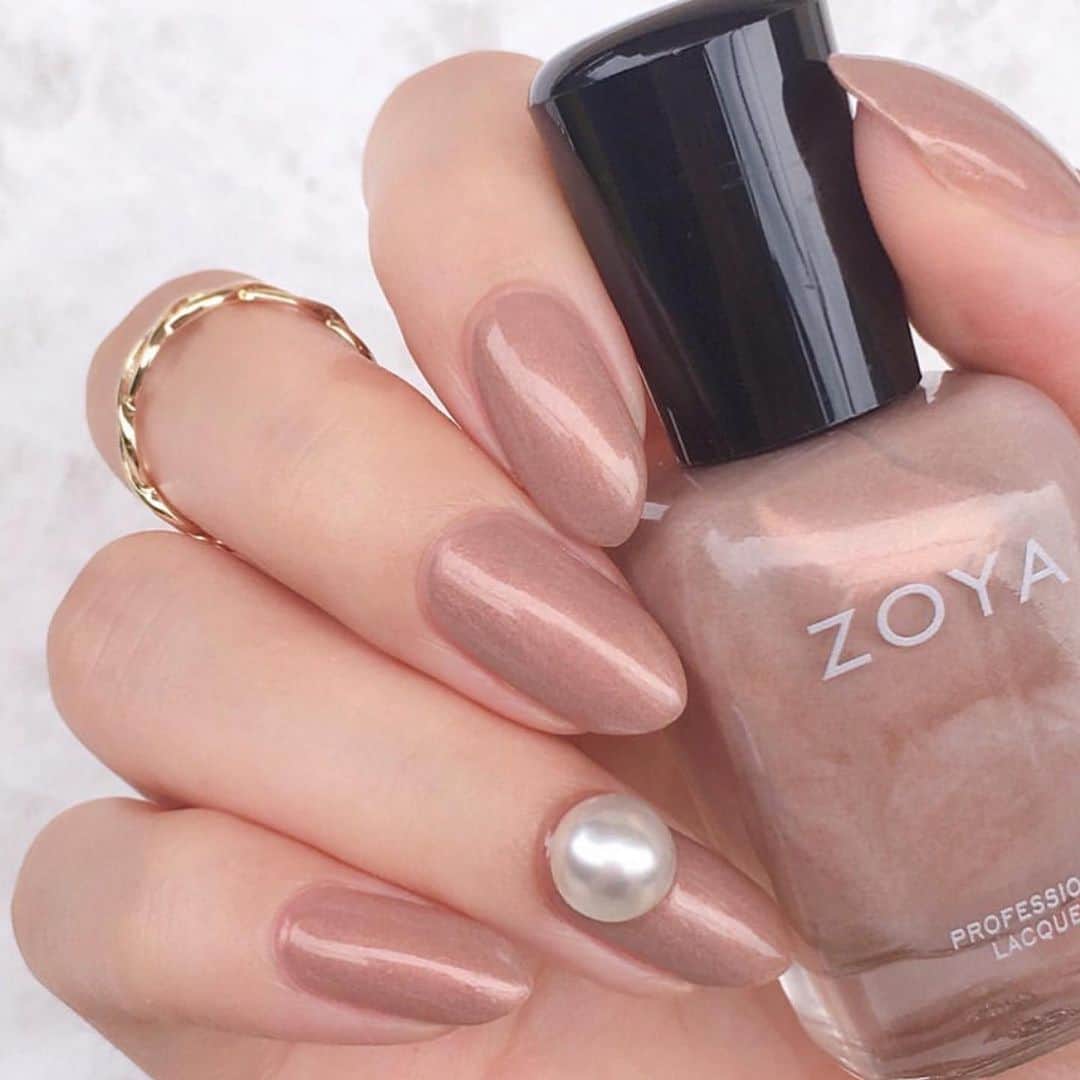 TRILL公式編集部アカウントさんのインスタグラム写真 - (TRILL公式編集部アカウントInstagram)「ZOYA @zoyanailpolish 夏の新色"Keira"を使用したネイル💅🏻💕 Photo by @aiainail_ さん⭐️ . . ZOYAのBAREFOOT SUMMER 2019 COLLECTIONの"Keira"を塗ってみました☺︎ Keiraはトープグレーのカラーの中にコッパーカラーのシマーが入っているポリッシュです。 結構薄づきなのかな？と思っていたのですが塗ってみると1度塗りで写真の発色でした🥰 塗りやすくてムラにもならなかったので今回は全ての爪を1度塗りで仕上げました♡ すごく綺麗な色だったのでパーツはシンプルにしました。 #うさしっぽクラブ 🐰 * Keiraは室内で見るより太陽光で見た方が綺麗だったので今回は全て太陽光下で撮影しました。 * polish ZOYA ZP986 Keira * . . 詳細はアカウントをチェックしてみてください💓﻿ ————————————————————————﻿ 「#私のTRILLpic」をつけて、素敵な写真を投稿しよう💕﻿ 上記# がついていると、TRILLサービスへの掲載や、TRILLのInstagramへの投稿で使用させていただく可能性がございます。﻿ ———————————————————————— ㅤㅤㅤㅤㅤㅤㅤㅤㅤㅤ﻿ #私のTRILLpic #TRILL﻿ #トリル @zoyajpn  #zoya #zoyakeira #zp986 #ネイル #セルフネイル #シンプルネイル #セルフネイル部 #ワンカラーネイル #シンプルネイル #オフィスネイル #ネイルサークル #お洒落さんと繋がりたい #セルフネイラーさんと繋がりたい #ネイル好きな人と繋がりたい #化粧品 #네일스타그램 #手元くら部」7月2日 21時13分 - trill