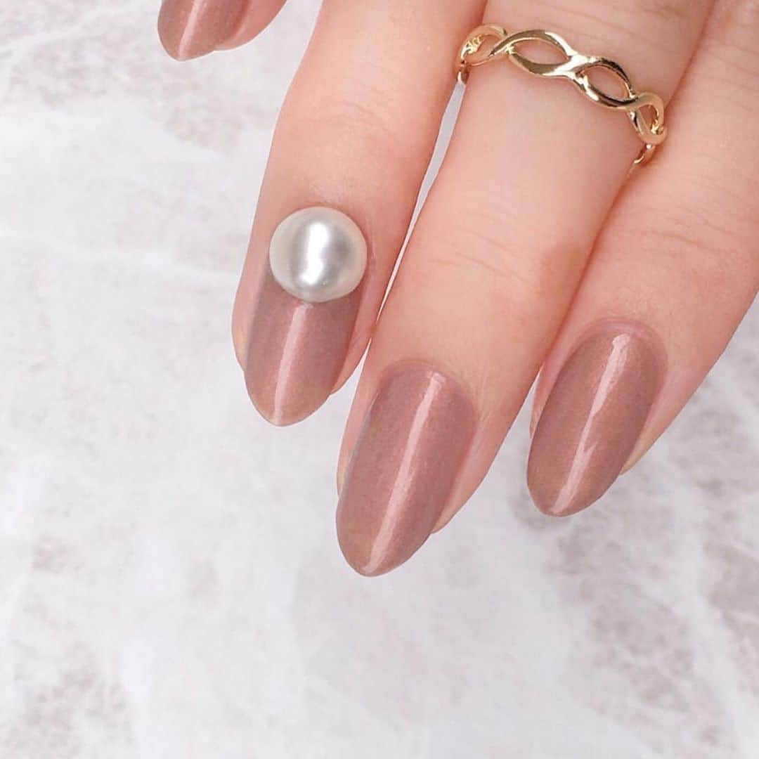 TRILL公式編集部アカウントさんのインスタグラム写真 - (TRILL公式編集部アカウントInstagram)「ZOYA @zoyanailpolish 夏の新色"Keira"を使用したネイル💅🏻💕 Photo by @aiainail_ さん⭐️ . . ZOYAのBAREFOOT SUMMER 2019 COLLECTIONの"Keira"を塗ってみました☺︎ Keiraはトープグレーのカラーの中にコッパーカラーのシマーが入っているポリッシュです。 結構薄づきなのかな？と思っていたのですが塗ってみると1度塗りで写真の発色でした🥰 塗りやすくてムラにもならなかったので今回は全ての爪を1度塗りで仕上げました♡ すごく綺麗な色だったのでパーツはシンプルにしました。 #うさしっぽクラブ 🐰 * Keiraは室内で見るより太陽光で見た方が綺麗だったので今回は全て太陽光下で撮影しました。 * polish ZOYA ZP986 Keira * . . 詳細はアカウントをチェックしてみてください💓﻿ ————————————————————————﻿ 「#私のTRILLpic」をつけて、素敵な写真を投稿しよう💕﻿ 上記# がついていると、TRILLサービスへの掲載や、TRILLのInstagramへの投稿で使用させていただく可能性がございます。﻿ ———————————————————————— ㅤㅤㅤㅤㅤㅤㅤㅤㅤㅤ﻿ #私のTRILLpic #TRILL﻿ #トリル @zoyajpn  #zoya #zoyakeira #zp986 #ネイル #セルフネイル #シンプルネイル #セルフネイル部 #ワンカラーネイル #シンプルネイル #オフィスネイル #ネイルサークル #お洒落さんと繋がりたい #セルフネイラーさんと繋がりたい #ネイル好きな人と繋がりたい #化粧品 #네일스타그램 #手元くら部」7月2日 21時13分 - trill