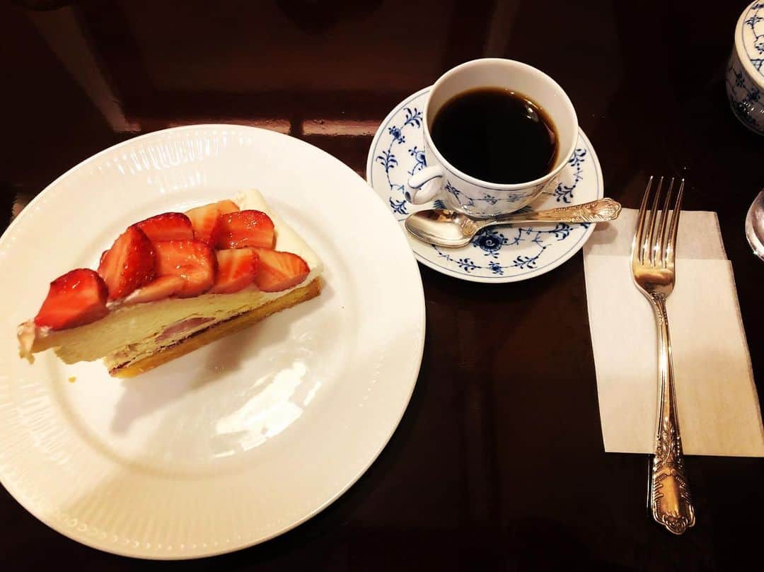 哀川まことのインスタグラム：「いつぞやの #椿屋珈琲店  お給仕さんが可愛くて お珈琲がとっても美味しくて おケーキがやんごとなき甘さで 大好き これはタルトだけどショートケーキも好き。  そして食べ物を美味しそうに撮れないつらい。  #食いしん坊 #喫茶店 #いちごのタルト #哀川まこと #オフィスサカイ」