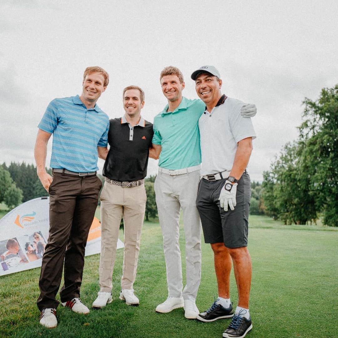 トーマス・ミュラーのインスタグラム：「Today is my charity golf tournament with great friends, fantastic partners and the lovely children of the @nicolaidisyoungwingsstiftung 😀🏌🏾‍♂️ #esmuellert #charity #youngwings #thomasmüller #benefizgolfturnier」