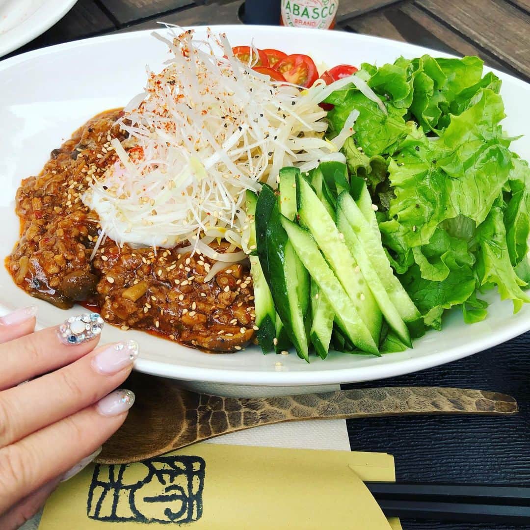 Liaさんのインスタグラム写真 - (LiaInstagram)「今日は、久しぶりに母と2人きりでランチ。ジャージャー麺がとても美味しかった😋 I went out for lunch with my mom today. This udon dish was so delicious!! #ジャージャー麺 #カフェランチ #柿ん木 #美味しいコーヒー #新しいネイル」7月2日 21時20分 - lia_vocalist