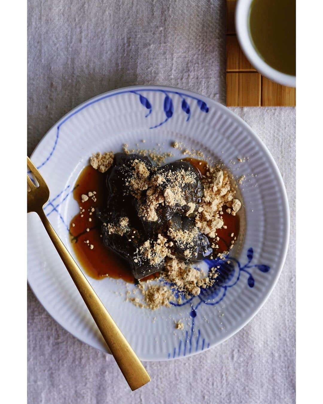 Ryoko Yunokiのインスタグラム：「+ + +  A morning treat, Warabi-mochi😋 + + +  #本わらび餅 #きな粉スイーツ専門店 #吉祥菓寮 #royalcopenhagen #blueflutedmega」