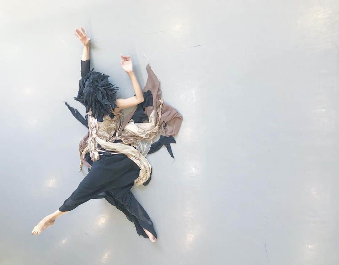 ARAKI SHIROのインスタグラム：「good afternoon.. <dance experiment 2-5> . . . movement series . . . #ARAKISHIRO#FUKUOKA#portrait#portraitphotography#photography#fashionphotography#dancephotography#costume#vintagedress#hautecouture#dress#artist#contemporaryart#darkbeauty#model#dancer#contemporarydance#theportraitpr0ject#portraitmood#sombrebeiegs#sombresociety#__bodyart__#model#福岡#ポートレート#モデル#ダンサー#コスチューム#衣装#アラキシロウ」
