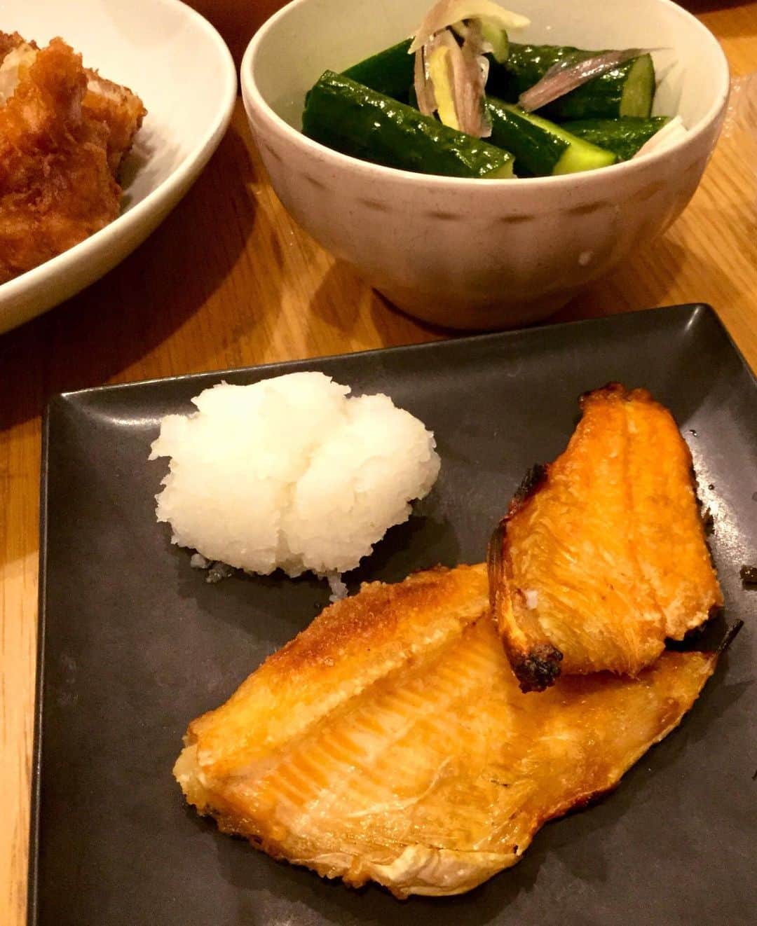 佐藤智美のインスタグラム：「ビワマス料理最終章…w シンプルに塩焼き✨  シンプルだけどホントに美味しかったデス☺️ キュウリ🥒の漬け物も自作。 福島県が故郷という知人からいただきました〜  いただきモノに感謝の食卓🙏✨ #ビワマス #塩焼き #キュウリ #福島産 #恵み #感謝」