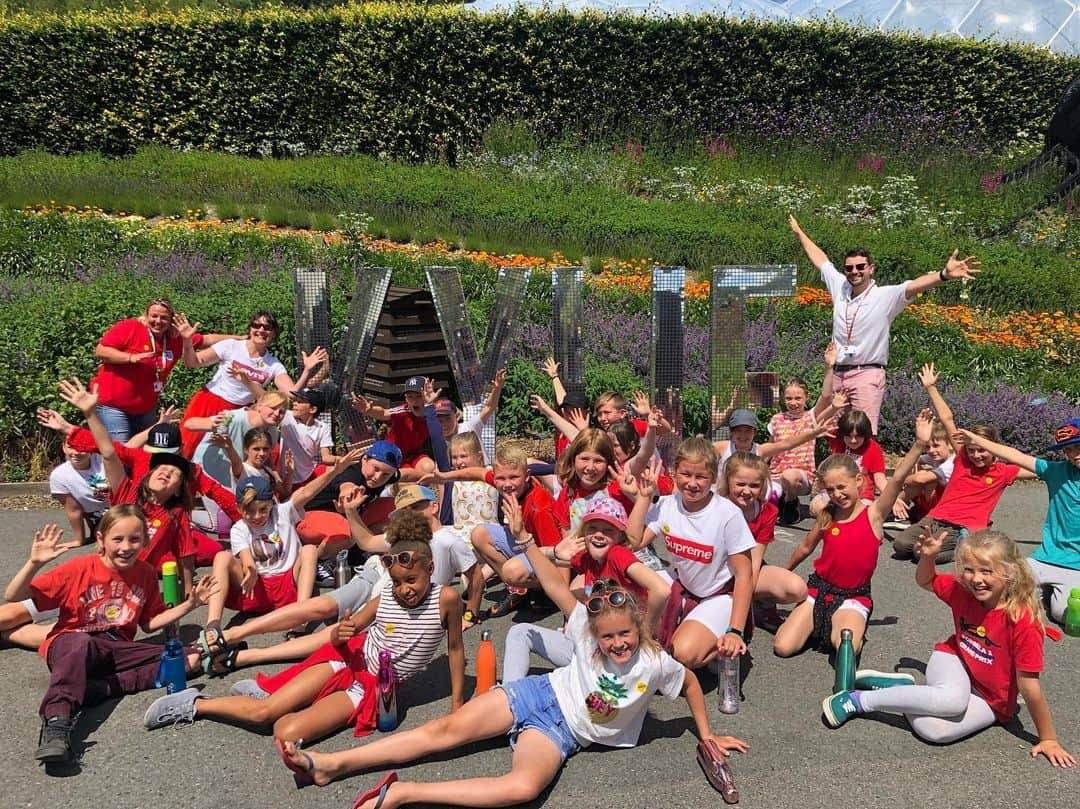 カイリー・ミノーグさんのインスタグラム写真 - (カイリー・ミノーグInstagram)「The kids from Marazion School making the KYLIE mirror letters DAZZLE even brighter! #schooltrip #ace 🥰🤪 @edenprojectcornwall」7月2日 21時22分 - kylieminogue