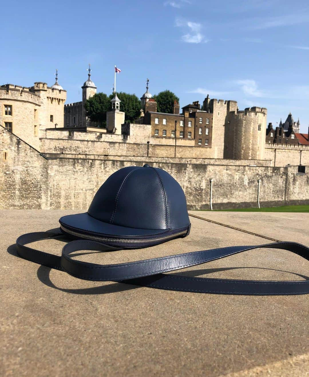 JWアンダーソンさんのインスタグラム写真 - (JWアンダーソンInstagram)「The Cap bag has arrived! Available now in London (pictured here) and all over the world exclusively via our website (link in bio). Can you name that London landmark? Where will you take your Cap bag?」7月2日 21時24分 - jw_anderson