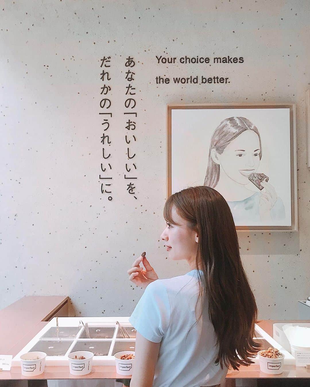 さんのインスタグラム写真 - (Instagram)「・ 今日の最後はデザートを食べに表参道ヒルズの @imperfect_store_japan へ。質の良いナッツやカカオ、コーヒーを使ったショップでこのアイスがすごく美味しかったよー😍チョコレートは目の前でハンマーで割って量り売りしてくれます✨珍しいフレーバーもあってワクワクしました！ ・ このショップの素敵なところは、食と農を取り巻く社会課題に取り組んでいるwell foodブランドなこと。 『あなたの「おいしい」は、だれかの「うれしい」に。』というコンセプトの通り、購入する時にもらうチップでプロジェクトに投票し、その取り組みを行うという社会貢献ができること。 ・ 食べて美味しい＋αで誰かの役に立てると思うと、こういうお店で食べよう！と思いますよね😊✨ 私は2万本の苗を植える環境プロジェクトに投票しました🌱 ・ お店も素敵で美味しくて手土産にも良い！絶対また来る！と好きなお店リストの上位になりました😍 Do well by doing good！ ・ ☑︎Imperfect 表参道 東京都渋谷区明治神宮前4-12-10表参道ヒルズ同潤館1F 7月4日オープン ・ ・ #dowellbydoinggood #imperfect #omotesando #pr #tokyocafe #omotesandocafe #wellfood #imperfect表参道#あなたのおいしいをだれかのうれしいに #ウェルフード」7月2日 21時24分 - natsukoakahani