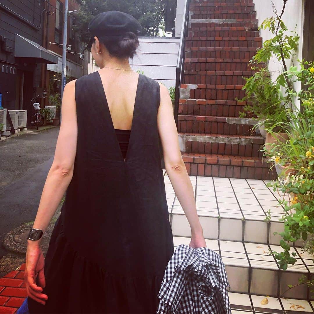 板谷由夏 さんのインスタグラム写真 - (板谷由夏 Instagram)「休みです、久しぶりにゆっくりと 散歩。 にわか雨もまた良し。 休みにフツフツと小さな気泡が生まれる時がある。 それをふわっと丸めて形にしたい。」7月2日 21時32分 - yukaitaya