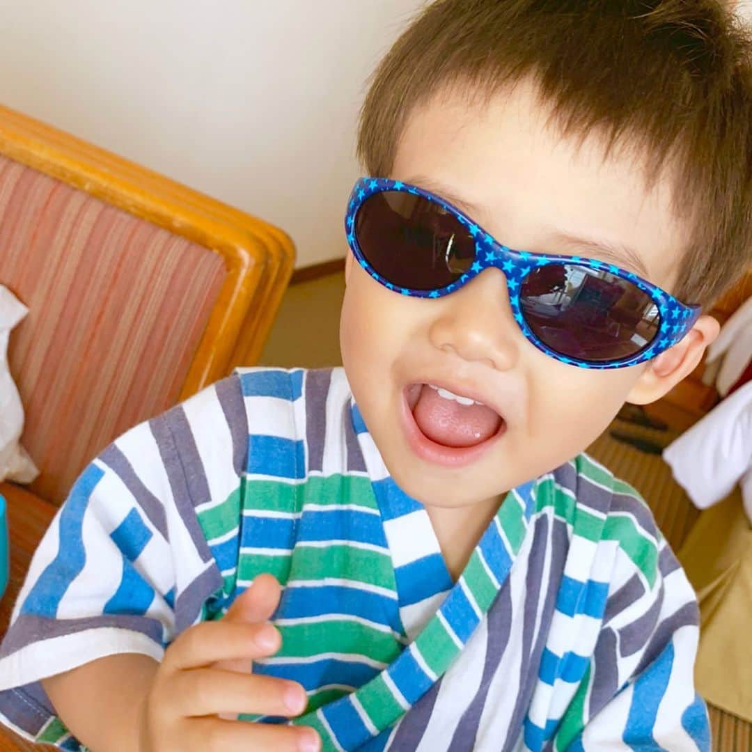 のインスタグラム：「サングラス🕶 去年頂いたやーつ💓 今年はピッタリに😂✨ ・ ・ ・  #サングラス #子供用サングラス #おしゃれ #おしゃれさんと繋がりたい #summer #夏 #プール #pool #南国 #ママ #baby #ママ友募集 #赤ちゃんのいる生活 #ママサークル #ママイベント #ママ会 #都内ママ #ベビスタグラム #mamagirl #ベビフル #コドモダカラ #コドモノ #ママリ #親バカ部 #新米ママ東京部」