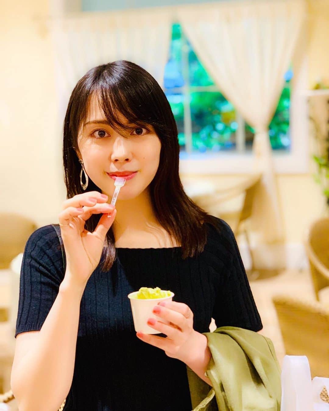 悠斗イリヤさんのインスタグラム写真 - (悠斗イリヤInstagram)「. この前食べた ピスタチオのジェラートが美味しすぎて。。 暑いと冷たいもの食べたくなるよね。 この写真 @sachika_seira が撮ってくれたんやけど、iPhoneXかな ポートレート機能が凄すぎて機種変したくなる📱✨ . . #ジェラート #ピスタチオ」7月2日 21時50分 - juri_hirayu