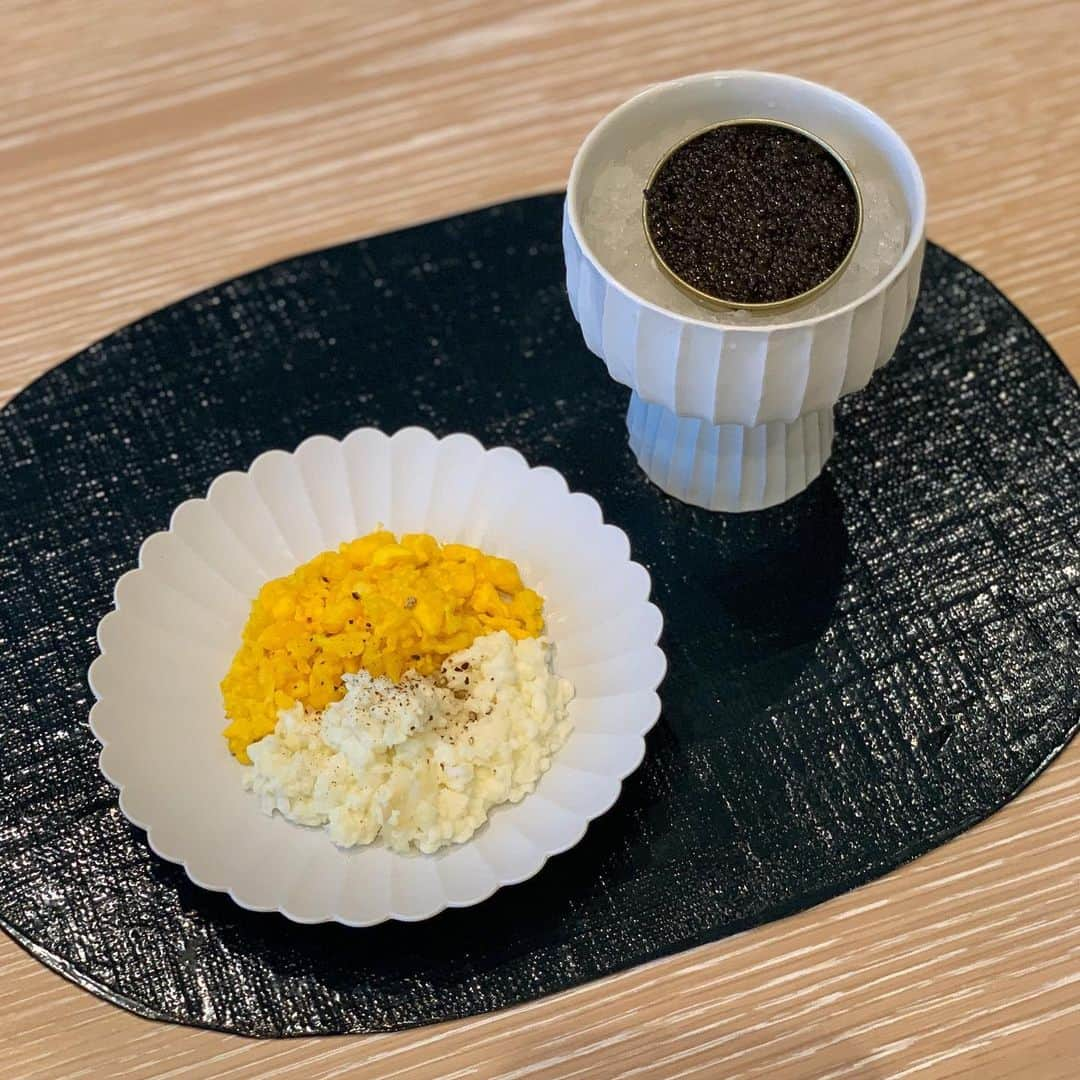 ヒョミン さんのインスタグラム写真 - (ヒョミン Instagram)「오늘의 초대손님 @by_byu  10시간 수업 끝나고 와서, 또 집밥 꾸르맛🌼  #LETMEDRINKABOUTIT #캐비어와스크램블 #등심스테키와함박스테키 #옥수수크림크로켓 #당분간집밥없음  #🐶뻗음」7月2日 21時50分 - hyominnn