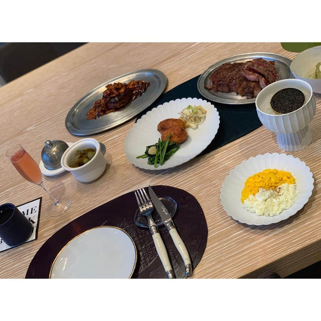 ヒョミン さんのインスタグラム写真 - (ヒョミン Instagram)「오늘의 초대손님 @by_byu  10시간 수업 끝나고 와서, 또 집밥 꾸르맛🌼  #LETMEDRINKABOUTIT #캐비어와스크램블 #등심스테키와함박스테키 #옥수수크림크로켓 #당분간집밥없음  #🐶뻗음」7月2日 21時50分 - hyominnn