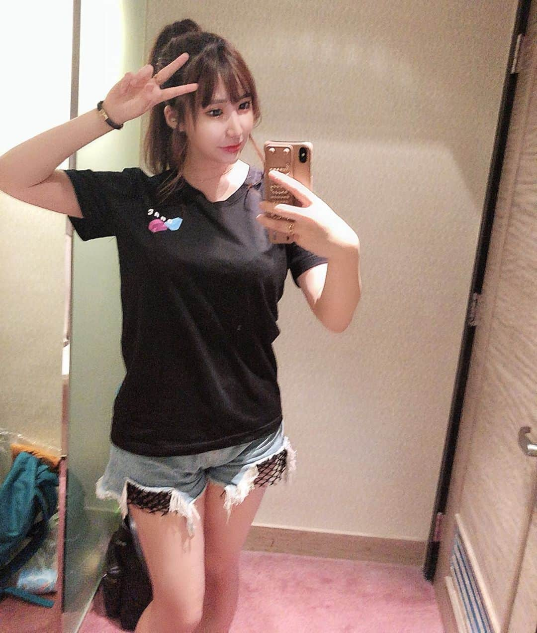 若月みいなさんのインスタグラム写真 - (若月みいなInstagram)「💙💜💙💜 #daac  #tshirt」7月2日 21時51分 - wakatsuki_cmore